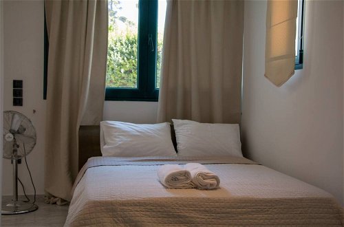 Photo 7 - Stunning 4-bed Villa in Lagonisi Kalivia Thorikou