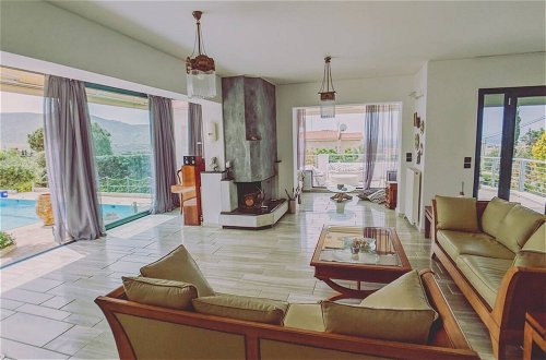 Foto 16 - Stunning 4-bed Villa in Lagonisi Kalivia Thorikou