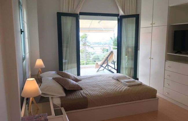 Stunning 4-bed Villa in Lagonisi Kalivia Thorikou - Photo 3