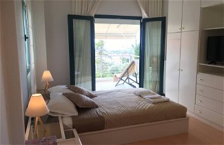 Photo 3 - Stunning 4-bed Villa in Lagonisi Kalivia Thorikou