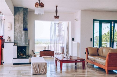 Foto 17 - Stunning 4-bed Villa in Lagonisi Kalivia Thorikou