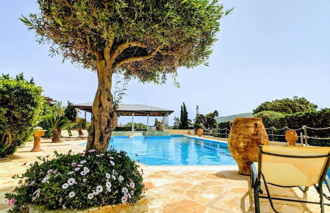Stunning 4-bed Villa in Lagonisi Kalivia Thorikou - Photo 1