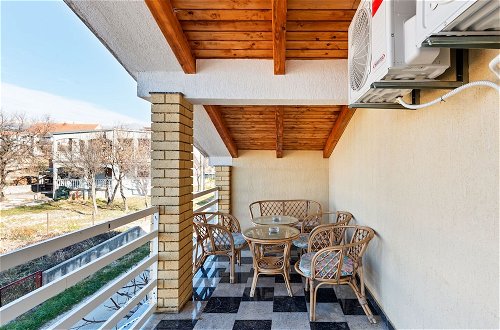 Photo 12 - Modern Holiday Home in Jasenice With Veranda