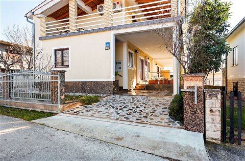 Foto 22 - Modern Holiday Home in Jasenice With Veranda