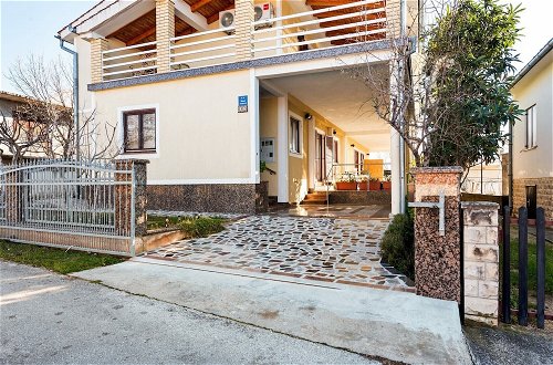Foto 22 - Modern Holiday Home in Jasenice With Veranda