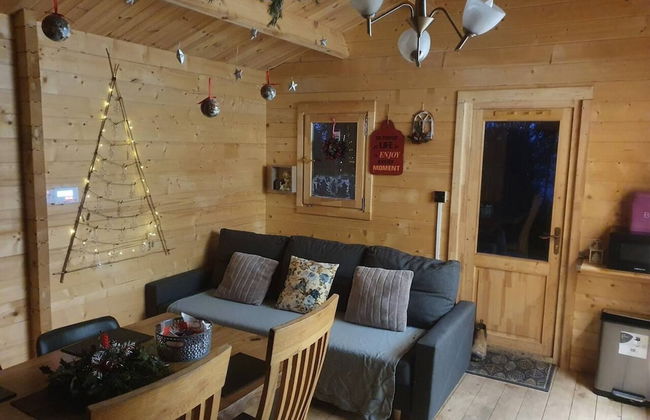 Log Cabin on the Lake - Sleeps 4 & Jacuzzi - Foto 1