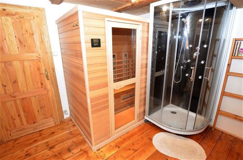 Foto 10 - Comfortable Holiday Home With Sauna and Billiards, Near the Slopes