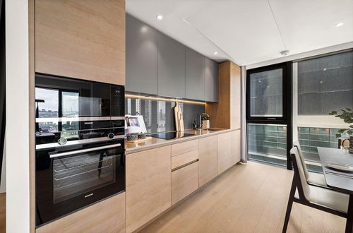 Photo 11 - Deluxe two Bedroom Apartment in Londons Canary Wharf