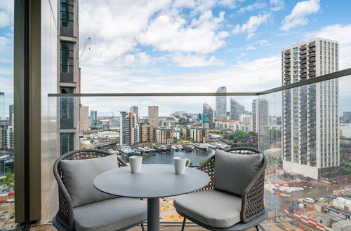 Photo 15 - Deluxe two Bedroom Apartment in Londons Canary Wharf