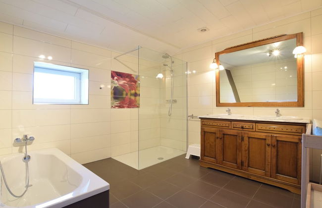 Lavish Holiday Home in Chassepierre With Terrace - Foto 16