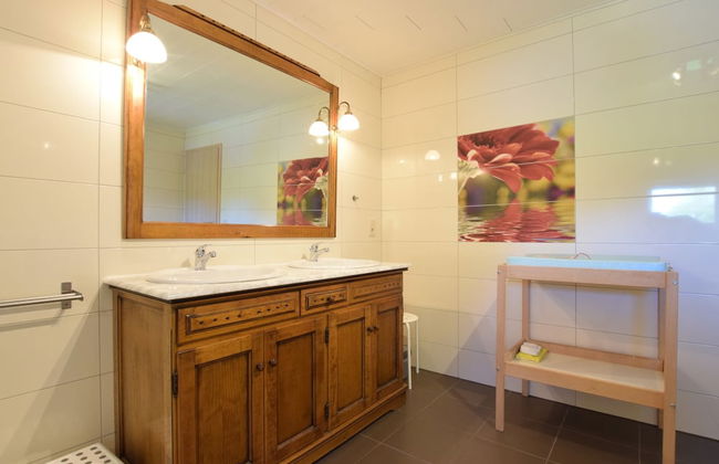 Lavish Holiday Home in Chassepierre With Terrace - Foto 17