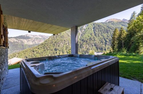 Foto 37 - Authentic Swiss Spa Chalet Hot Tub & Sauna
