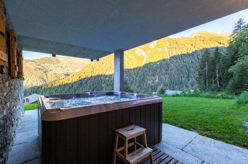 Foto 33 - Authentic Swiss Spa Chalet Hot Tub & Sauna