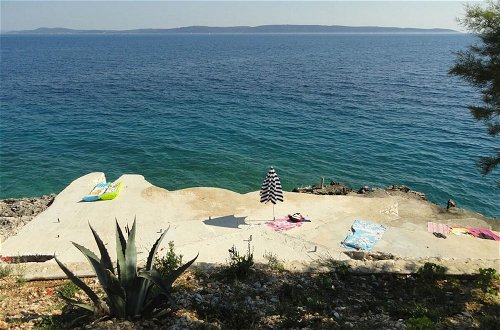 Foto 17 - Comfortable Holiday Home in Okrug Gornji Near Bocici Beach