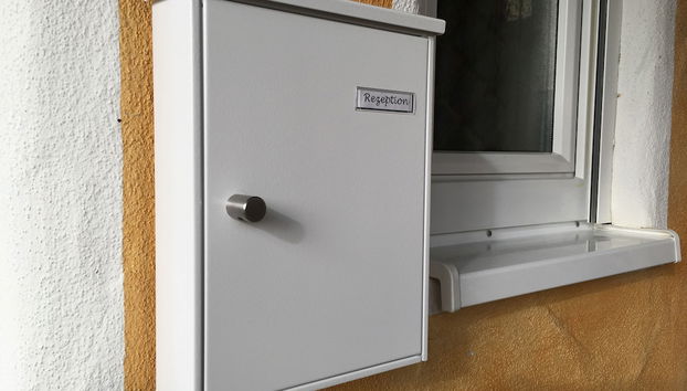 Check-in/check-out kiosk