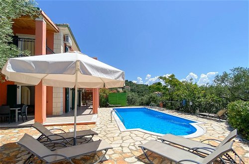 Foto 4 - Villa Youla Large Private Pool Walk to Beach Sea Views A C Wifi Car Not Required - 1025