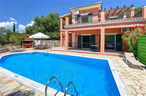 Foto 2 - Villa Youla Large Private Pool Walk to Beach Sea Views A C Wifi Car Not Required - 1025