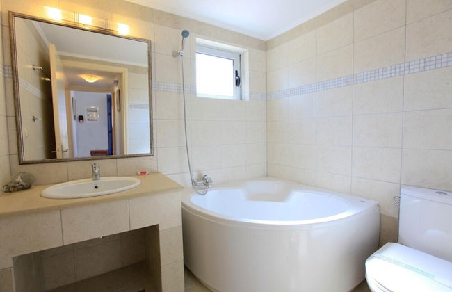 Nafsika Beach House Large Private Pool Walk to Beach Sea Views A C Wifi Car Not Required - 1880 - Foto 13