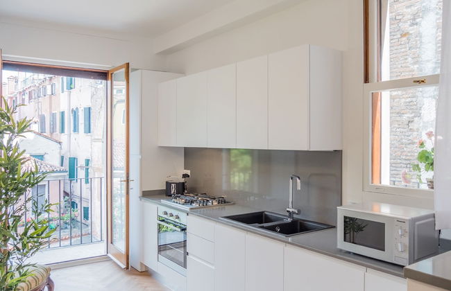Luxury Apartment On Grand Canal - Photo 20