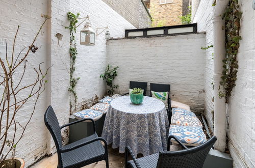 Photo 12 - ALTIDO Charming 1BR flat w Patio in the Heart of Pimlico