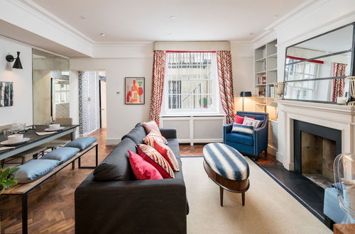 Foto 11 - JOIVY Charming 1BR flat w Patio in the Heart of Pimlico