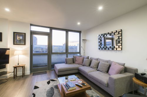 Photo 1 - ALTIDO Trendy Islington Flat for 2 with Patio