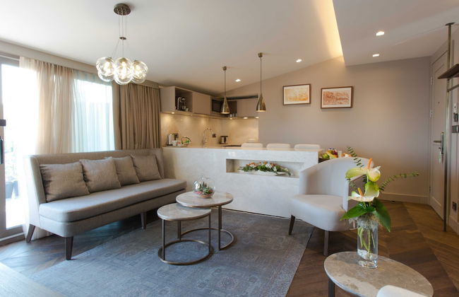 Noble22 Suites - Photo 13