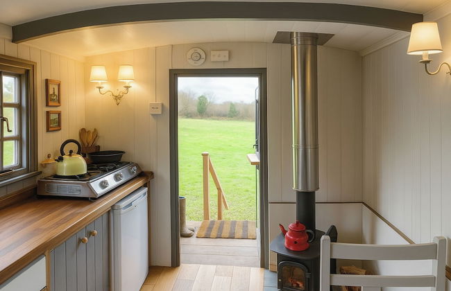 1 Bed Shepherds Hut - Sleeps 2 -wood Fired Hot Tub - Foto 9