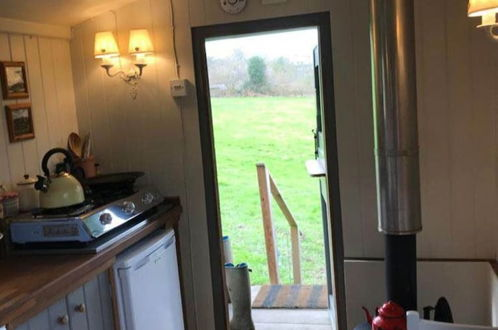 Photo 5 - Charming Shepherds Hut With Wood Fired Hot Tub