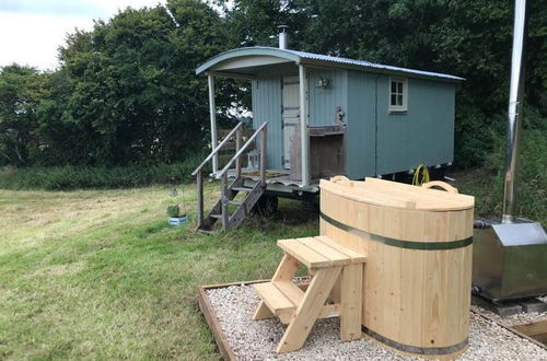 Foto 1 - Charming Shepherds Hut With Wood Fired Hot Tub