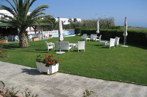 Photo 10 - Comfy Apartment with Balcony near Puglia Beach