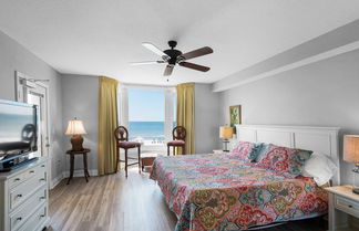 Photo 3 - Emerald Beach Resort by iTrip Panama City Beach