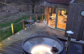 Foto 1 - Luxury and Peaceful 1-bed Roundhouse With Hot Tub