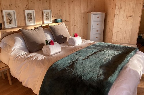 Photo 3 - Luxury and Peaceful 1-bed Roundhouse With Hot Tub