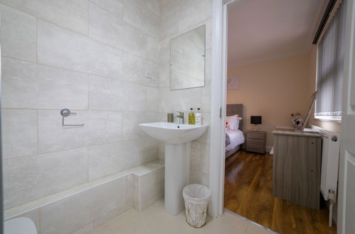 Photo 37 - London Heathrow Serviced Apartments