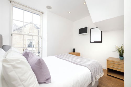 Photo 8 - JOIVY Quiet Mews Street Apartment in the Heart of Edinburgh