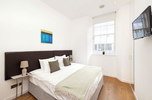 Photo 7 - JOIVY Quiet Mews Street Apartment in the Heart of Edinburgh