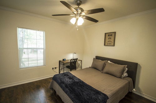 Photo 5 - Cozy Remodeled 2br/2ba Near Downtown Sleeps 8