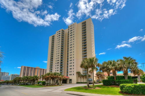 Foto 10 - Beautifully Decorated Ocean View Condo