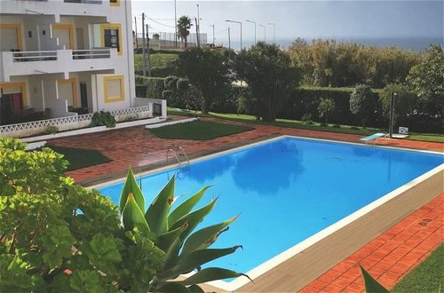 Foto 11 - Sunny Ocean View Apartment With Swimming Pool