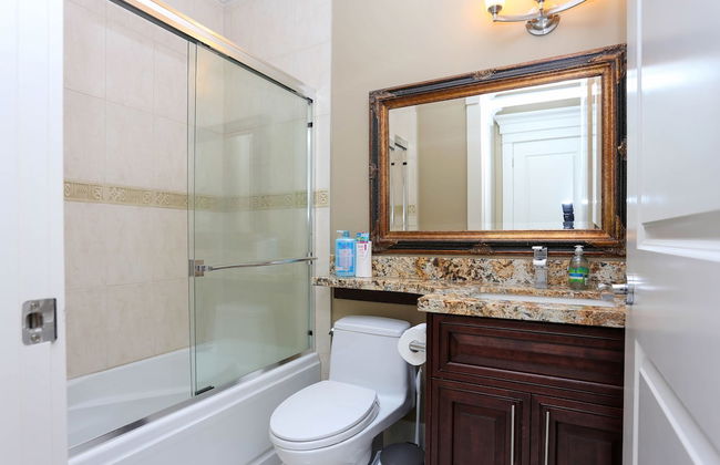 Grand 4 Bedroom Vacation House near Vancouver Downtown - Foto 29