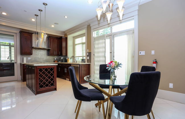Grand 4 Bedroom Vacation House near Vancouver Downtown - Foto 17