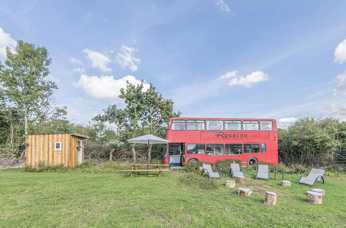 Foto 59 - Double Decker Bus on an Alpaca Farm Sleeps 8