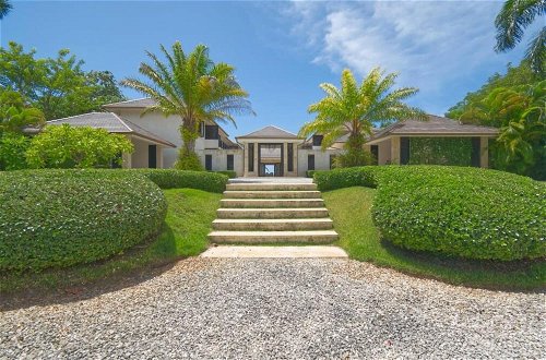 Foto 15 - Dramatic Luxury Villa With Golf and Ocean View Walking Distance From the Beach