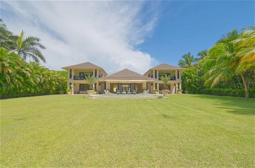 Foto 38 - Dramatic Luxury Villa With Golf and Ocean View Walking Distance From the Beach