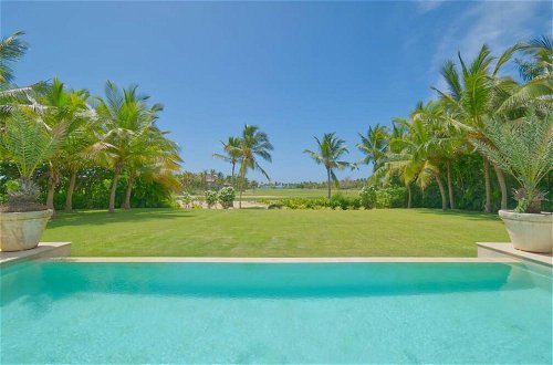 Foto 12 - Dramatic Luxury Villa With Golf and Ocean View Walking Distance From the Beach