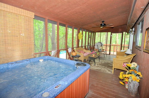 Photo 15 - Fox Hollow - Cozy Den With a Hot Tub