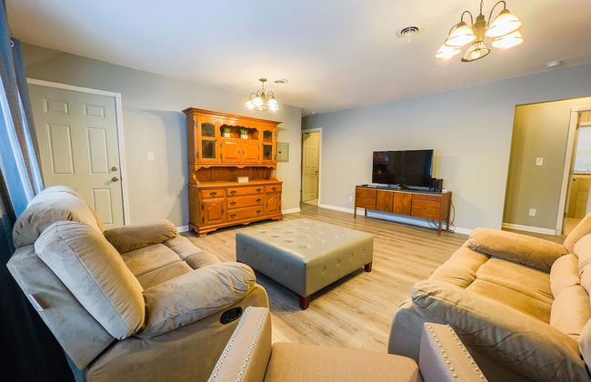 The Stone Castle - With Private Yard & Parking, Near Falls & Casino by Niagara Hospitality - Foto 16