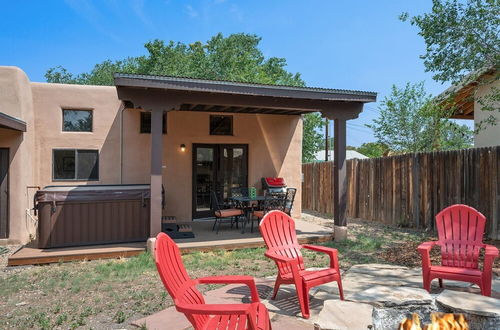 Foto 12 - Casa de Lorenzo - Spacious Yard With Hot Tub and Fire Pit