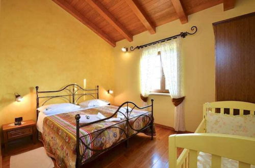 Photo 3 - Lovely 5-bed Villa in Buzet